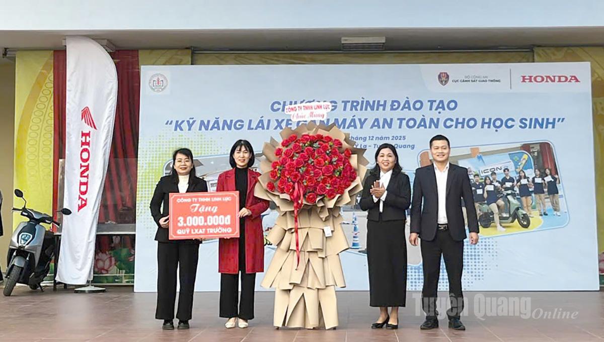Linh Luc Co., Ltd. donated 3 million VND to the Safe Driving Fund of Y La High School.