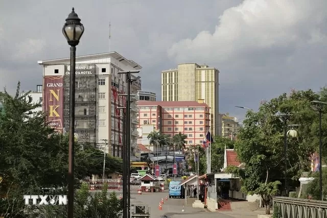 ភាគីកម្ពុជាត្រូវបានថតពីចំណុចត្រួតពិនិត្យព្រំដែនបានប៉ាក់កាដ ក្នុងស្រុកខ្លងយ៉ៃ ខេត្តច័ន្ទបុរី ប្រទេសថៃ នៅថ្ងៃទី១៦ ខែមិថុនា ឆ្នាំ២០២៥ - រូបថត៖ THX/VNA Công dân Việt Nam cần di chuyển ngay lập tức khỏi khu vực giao tranh biên giới Thái Lan-Campuchia