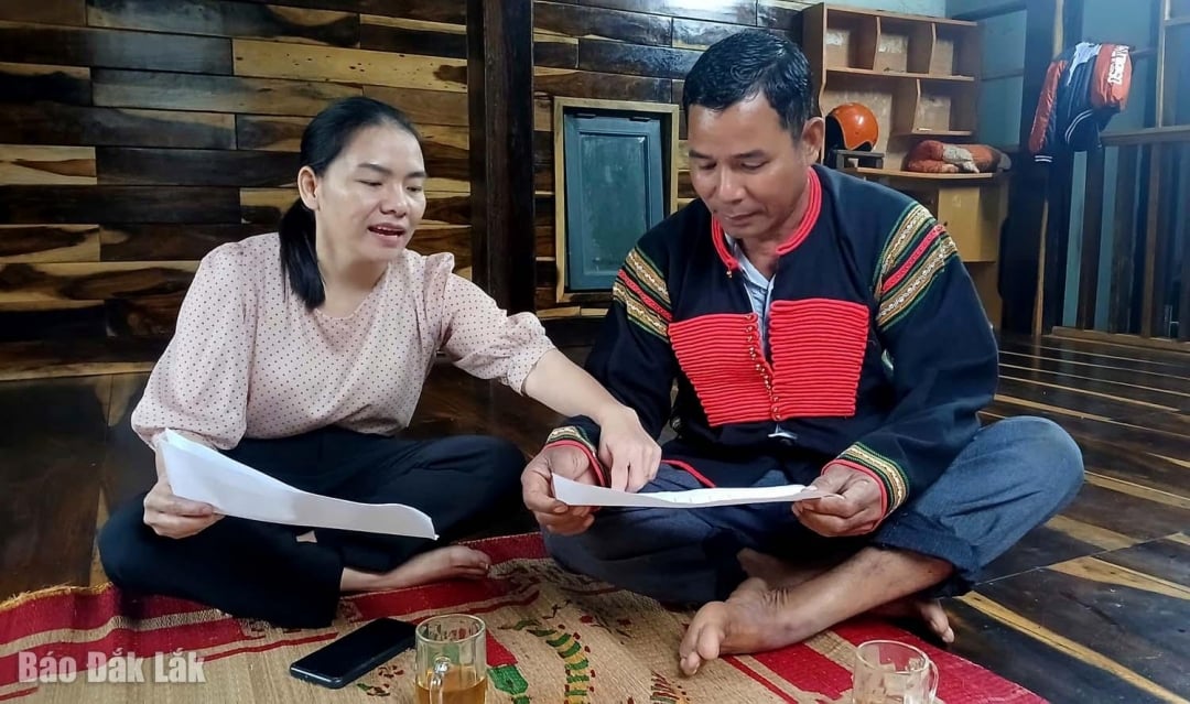 មន្ត្រីមកពីឃុំក្វាងភូបានធ្វើការជាមួយលោក អ៊ី ហ៊ីវ អឺនូល ប្រធានភូមិឡាង ក្នុងបញ្ជីឈ្មោះប្រជាជនដែលត្រៀមចាប់ផ្តើមសាងសង់ផ្ទះក្រោមកម្មវិធីលេខ ១៧១៩។