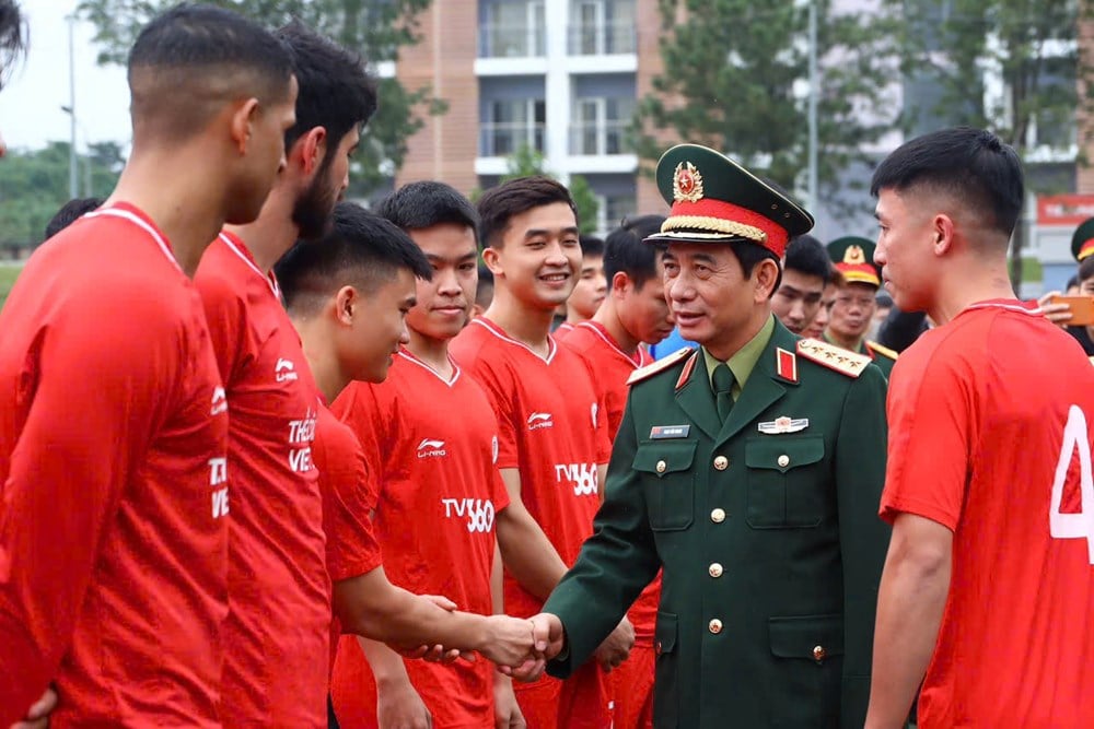 រដ្ឋមន្ត្រីក្រសួងការពារជាតិ លោក ផាន់ វ៉ាន់ យ៉ាង ជួបជាមួយ និងលើកទឹកចិត្តក្លឹប Viettel - រូបថតទី ១