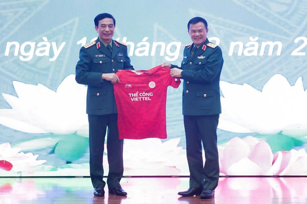 រដ្ឋមន្ត្រីក្រសួងការពារជាតិ លោក ផាន់ វ៉ាន់ យ៉ាង ជួបជាមួយ និងលើកទឹកចិត្តក្លឹប Viettel - រូបថតទី ២