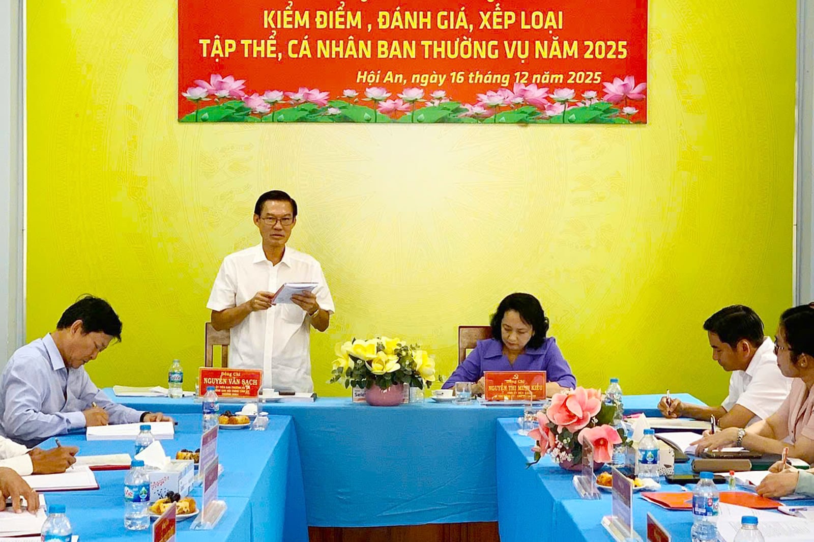 លោក Nguyen Van Sach ប្រធាននាយកដ្ឋានកិច្ចការផ្ទៃក្នុងនៃគណៈកម្មាធិការបក្សខេត្ត An Giang បានចូលរួមកិច្ចប្រជុំពិនិត្យឡើងវិញរបស់គណៈកម្មាធិការអចិន្ត្រៃយ៍នៃគណៈកម្មាធិការបក្សឃុំ Hoi An។