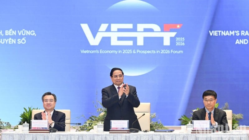 وزیر اعظم فام من چن ویتنام اکنامک فورم 2025، آؤٹ لک 2026 کے اعلیٰ سطحی مکمل اجلاس کی صدارت کر رہے ہیں۔ (تصویر: ٹران ہائی)