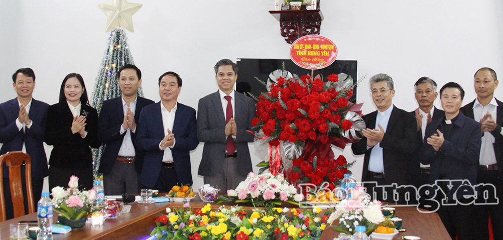 Comrade Nguyen Van Chien, Standing Committee Member and Head of the Provincial Party Committee's Propaganda and Mass Mobilization Department, presented flowers to congratulate Cao Xa Parish on the occasion of Christmas 2025.