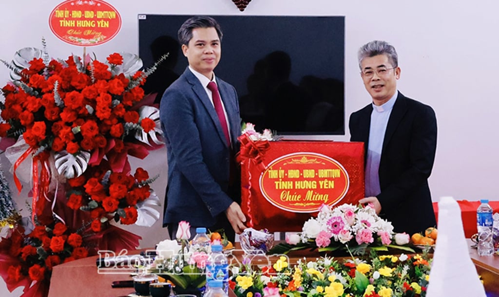 Comrade Nguyen Van Chien, Standing Committee Member and Head of the Provincial Party Committee's Propaganda and Mass Mobilization Department, presented gifts to congratulate Cao Xa Parish on the occasion of Christmas 2025.