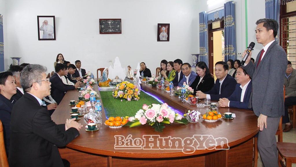 Comrade Nguyen Van Chien, Standing Committee Member and Head of the Provincial Party Committee's Propaganda and Mass Mobilization Department, extended his best wishes to Cao Xa Parish on the occasion of Christmas 2025.