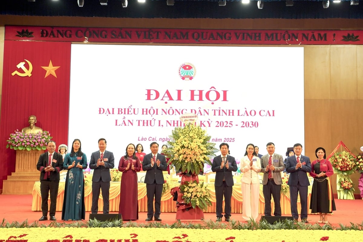 Vedoucí představitelé ústředního výboru Vietnamské asociace farmářů blahopřejí kongresu k jeho úspěchu květinami. Foto: Nguyen Hien. Lãnh đạo Trung ương Hội Nông dân Việt Nam tặng hoa chúc mừng thành công Đại hội. Ảnh: Nguyễn Hiên.