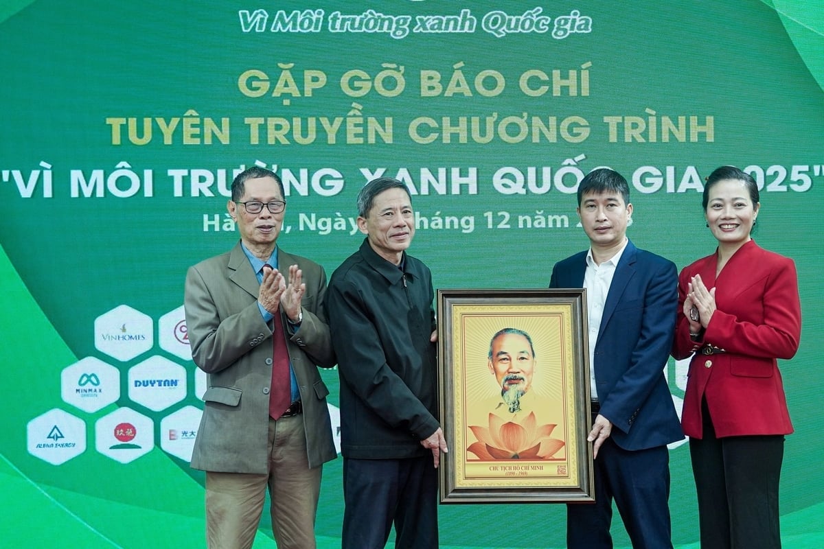 Ban tổ chức nhận quà lưu niệm từ doanh nghiệp tham gia chương trình. Ảnh: Bảo Thắng.