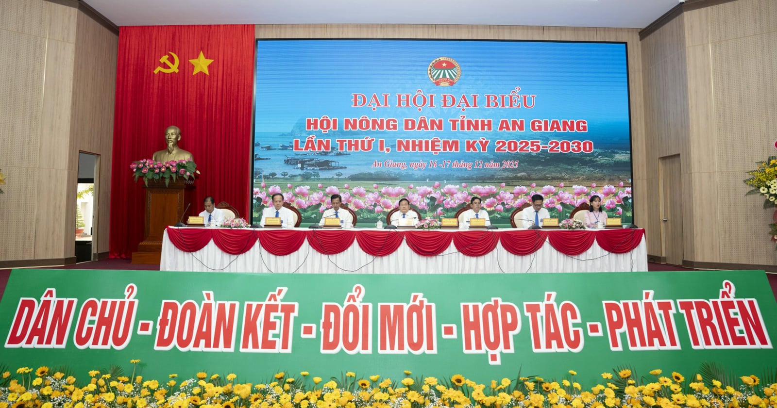 ប្រតិភូចំនួន ៣០០ នាក់បានចូលរួមសមាជលើកទី ១ នៃសមាគមកសិករខេត្តអានយ៉ាង អាណត្តិ ២០២៥-២០៣០។