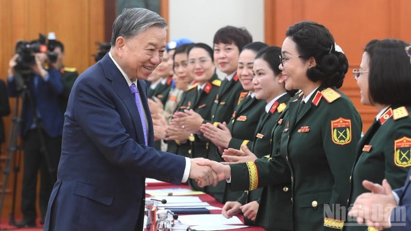 អគ្គលេខាធិការ តូ ឡាំ ជាមួយប្រតិភូដែលចូលរួមកិច្ចប្រជុំ។ (រូបថត៖ ដាំង ខៅ)