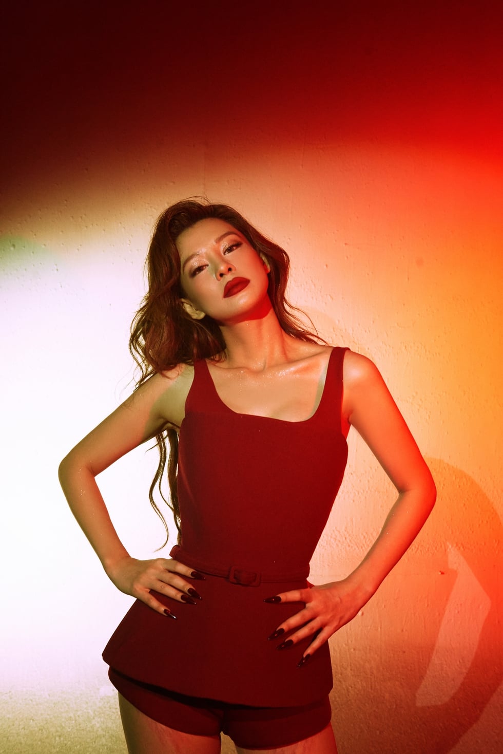 Bui Lan Huong menyegarkan 'rupa' pengarah Nguyen Quang Dung - Foto 1. Bùi Lan Hương làm mới lại bản nhạc Nhan sắc của đạo diễn Nguyễn Quang Dũng