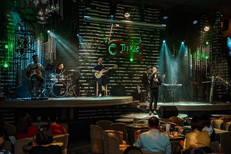 הבמה הוקמה באופן מקצועי בבית קפה גדול למוזיקה חיה בהאנוי.