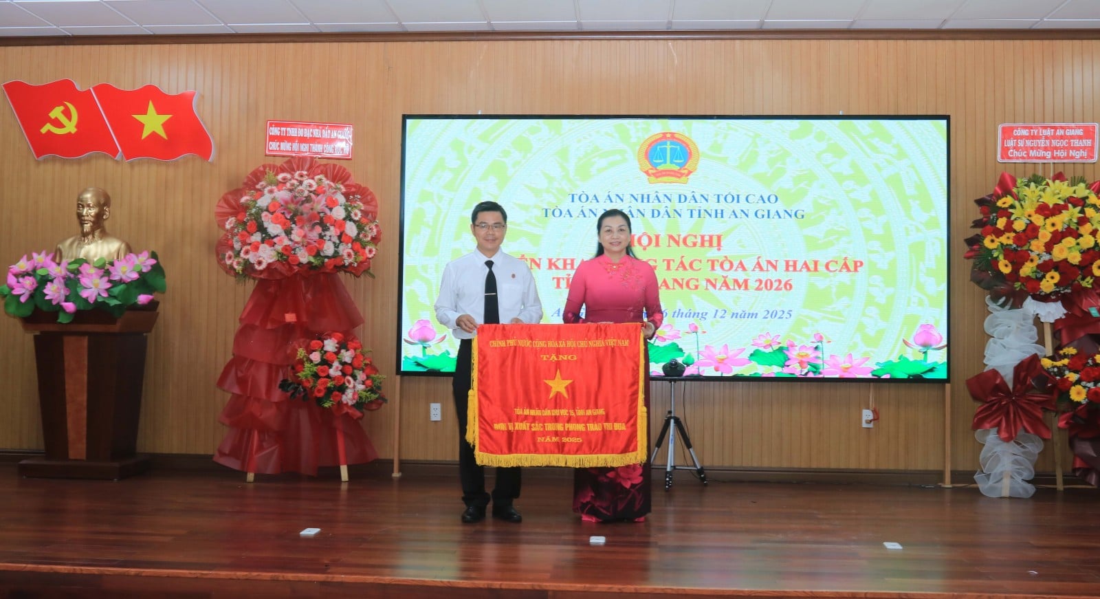 Thẩm phán Tòa án nhân dân tối cao, Lương Ngọc Trâm trao cờ thi đua Chính phủ 