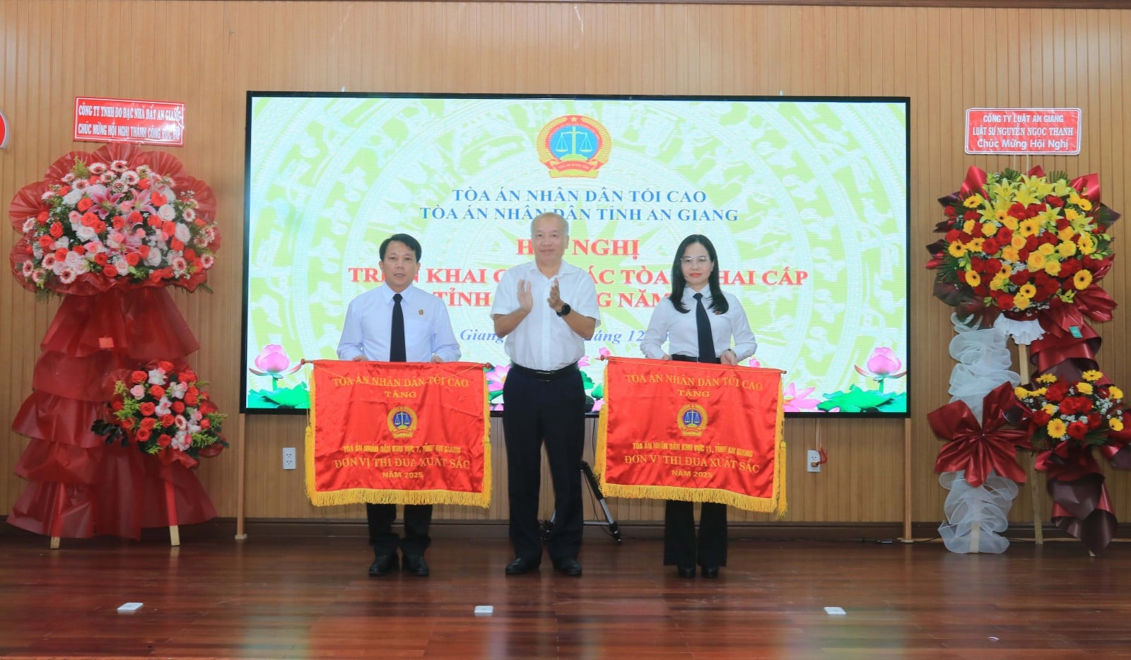 Ủy viên Ban Thường vụ Tỉnh ủy, Phó Bí thư thường trực Đảng ủy Các cơ quan Đảng tỉnh An Giang, Võ Nguyên Nam trao cờ thi đua Tòa án nhân dân