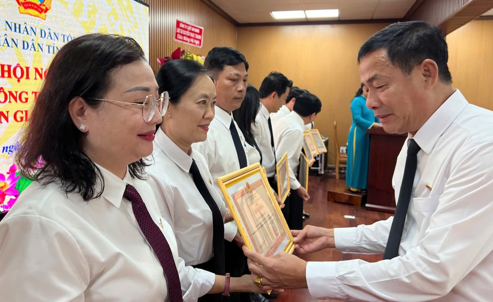 Chánh án Tòa án nhân dân tỉnh Võ Kế Nghiệp trao Bằng khen Chánh án Tòa án nhân tối cao