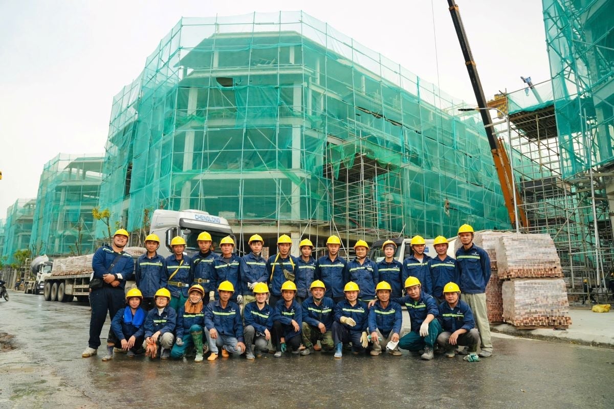 ที่ VinCons พนักงานทุกคนได้รับการรับประกันมาตรฐานการครองชีพที่ดี ได้รับความเคารพ และมีเส้นทางความก้าวหน้าในอาชีพที่ชัดเจน ภาพ: Vingroup Tại VinCons, công nhân luôn được bảo đảm đời sống, được trân trọng và có lộ trình phát triển nghề nghiệp rõ ràng. Ảnh: Vingroup.