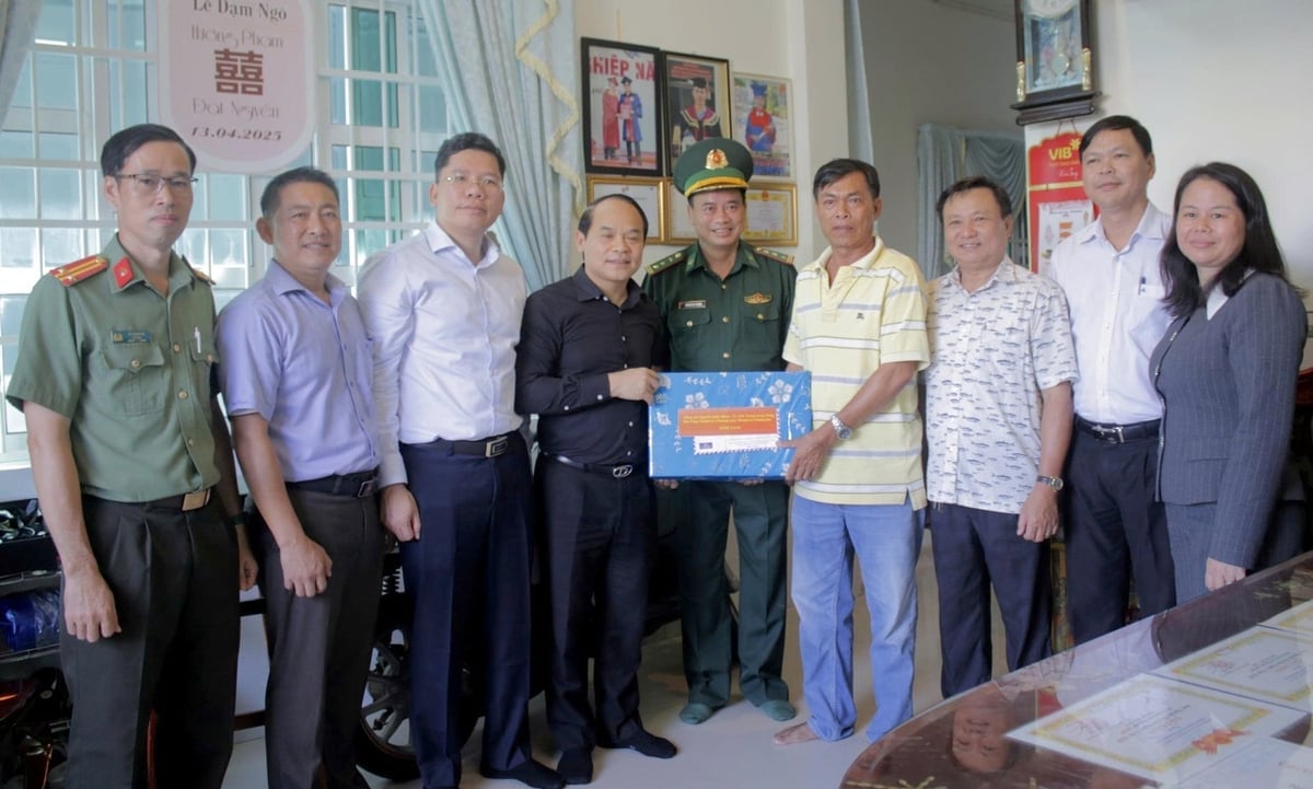 Delegace vládní inspekce navštívila rybáře v osadě Phuoc Tan v obci Long Hai a předala jim dary. Foto: Van Anh. Đoàn công tác Thanh tra Chính phủ thăm hỏi, tặng quà ngư dân tại ấp Phước Tân, xã Long Hải. Ảnh: Vân Anh.