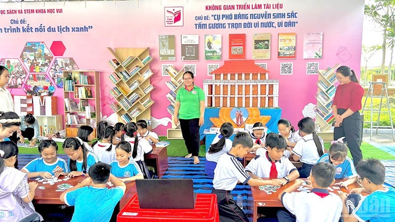 Děti v prostoru výstavy dokumentů.