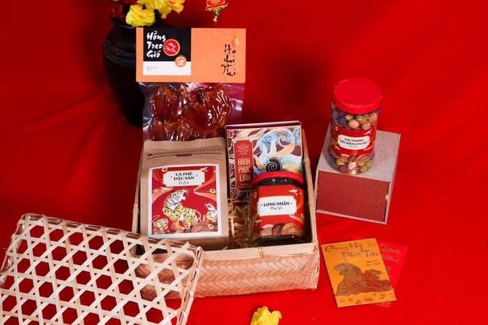 Dárková krabička plná místních specialit je pro učitele smysluplným dárkem k svátku Tet.