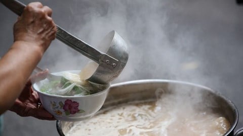 ដំណើរទស្សនកិច្ចស្វែងយល់ម្ហូបអាហារនៅទីក្រុងហាណូយ។