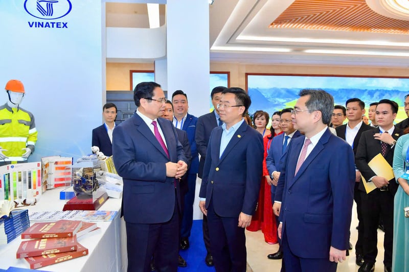 នាយករដ្ឋមន្ត្រី Pham Minh Chinh ទស្សនាស្តង់ Vinatex។