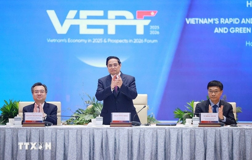 Premiér Pham Minh Chinh se účastní Vietnamského ekonomického fóra 2025, Outlook 2026. (Foto: Duong Giang/VNA)