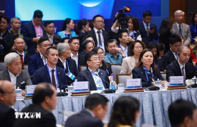 Delegáti Vietnamského ekonomického fóra 2025, Výhled na rok 2026. (Foto: Duong Giang/VNA) ttxvn-1612-thu-tuong-dien-dan-kinh-te-viet-nam-6.jpg