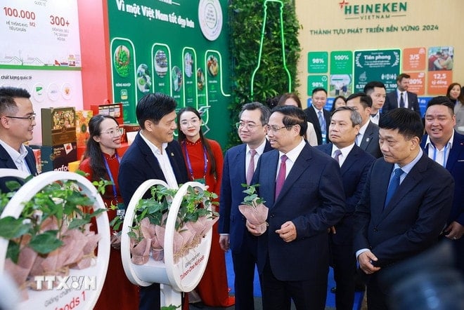 Premiér Pham Minh Chinh navštívil výstavu produktů pro zelenou transformaci na Vietnamském ekonomickém fóru 2025, Outlook 2026. (Foto: Duong Giang/VNA) ttxvn-1612-thu-tuong-dien-dan-kinh-te-viet-nam-11.jpg