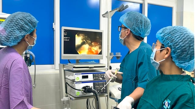 Ngủ trưa bé gái 6 tuổi nuốt kẹp tóc dài 7 cm vào ổ bụng - Ảnh 2.