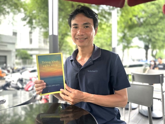អ្នកនិពន្ធ ទ្រឿង អាញ ក្វឹក ទទួលបានពានរង្វាន់សមាគមអ្នកនិពន្ធទីក្រុងហូជីមិញ សម្រាប់ស្នាដៃ «ស្តាប់រលកនៅលើសមុទ្របើកចំហ» - រូបថតទី ១។ Nhà văn Trương Anh Quốc nhận giải thưởng Hội Nhà văn TP.HCM với 'Trùng khơi nghe sóng'- Ảnh 1.