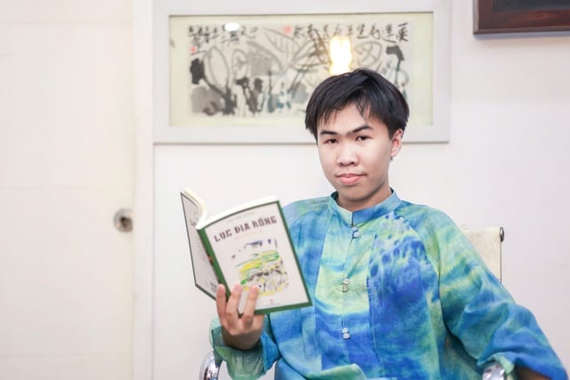 អ្នកនិពន្ធ ទ្រឿង អាញ ក្វឹក ទទួលបានពានរង្វាន់សមាគមអ្នកនិពន្ធទីក្រុងហូជីមិញ សម្រាប់ស្នាដៃ «ស្តាប់រលកនៅលើសមុទ្របើកចំហ» - រូបថតទី 3។ Nhà văn Trương Anh Quốc nhận giải thưởng Hội Nhà văn TP.HCM với 'Trùng khơi nghe sóng'- Ảnh 3.