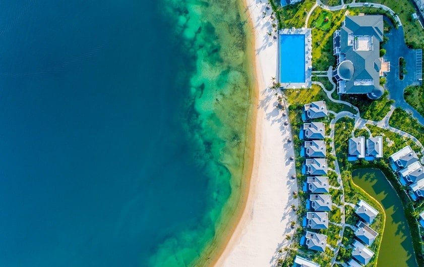 រមណីយដ្ឋាន Vinpearl Nha Trang មានអាងហែលទឹក និងទេសភាពសមុទ្រ។