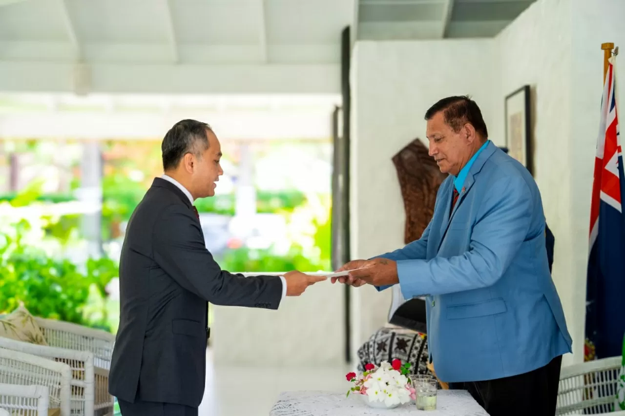 Velvyslanec Phan Minh Giang předává své pověřovací listiny královskému zástupci krále Karla III. Velké Británie na Cookových ostrovech. Đại sứ Phan Minh Giang trình Thư ủy nhiệm lên Đại diện Nhà vua Anh Charles III tại Quần đảo Cook