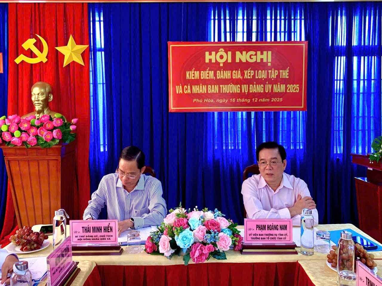 Vedoucí organizačního oddělení provinčního stranického výboru An Giang se zúčastnil hodnocení a žebříčku kolektivů i jednotlivců stálého výboru stranického výboru obce Phu Hoa.