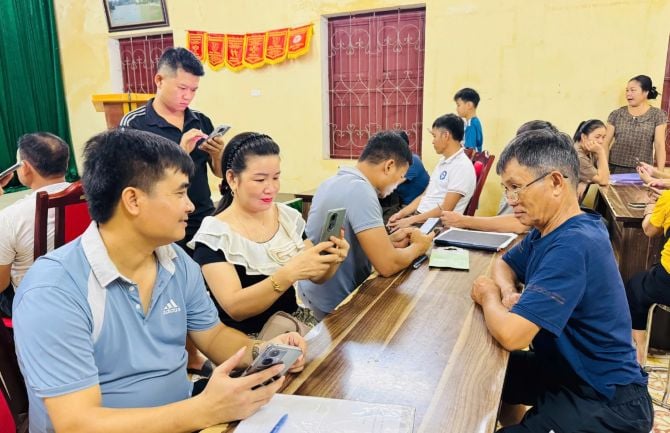 Tim teknologi digital komunitas Dusun 3, Komune Muong Lat, memandu warga dalam menggunakan aplikasi VNeID. Foto: Surat Kabar Thanh Hoa. Tổ công nghệ số cộng đồng thôn 3, xã Mường Lát hướng dẫn người dân sử dụng ứng dụng VNeID. Ảnh: Báo Thanh Hóa.