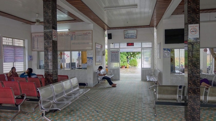 Khu vực quầy bán vé bên trong nhà ga Quy Nhơn.