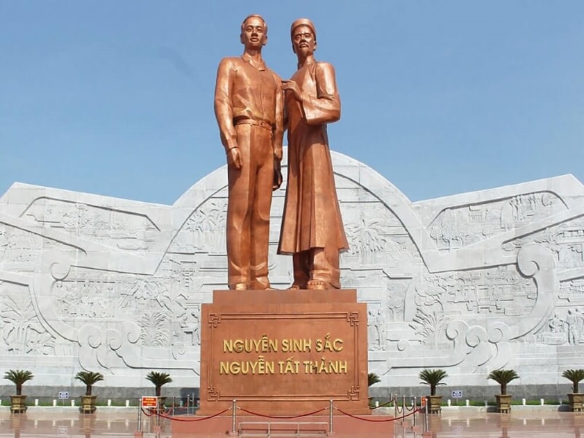 Tượng đài Nguyễn Sinh Sắc và Nguyễn Tất Thành tại quảng trường trung tâm Quy Nhơn.