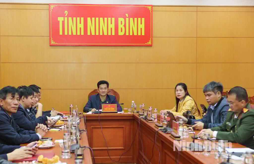 Σύνεδροι που παρευρίσκονται στο συνέδριο στον χώρο διεξαγωγής της επαρχίας Νιν Μπιν.