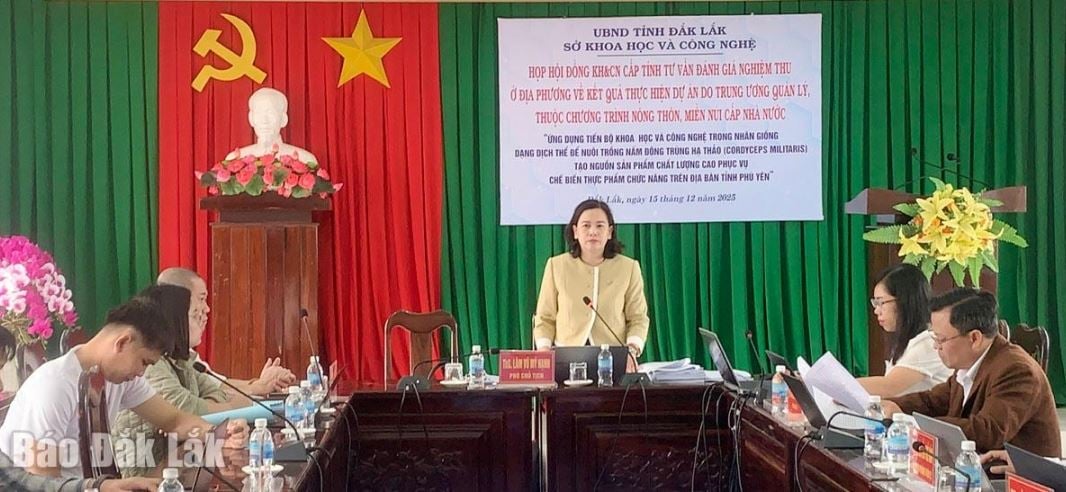 Zástupce ředitele odboru vědy a techniky Lam Vu My Hanh hovoří na slavnostním přijetí. Foto: Dak Lak Newspaper. Phó Giám đốc Sở KHCN Lâm Vũ Mỹ Hạnh phát biểu tại buổi nghiệm thu. Ảnh: Báo Đắk Lắk