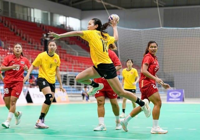 ការប្រកួតផ្តាច់ព្រ័ត្រដ៏ស្វិតស្វាញពីរទល់នឹងថៃ៖ បាល់ដៃមាន 'ឱកាសមាស' - រូបថតទី 1។ 2 trận đại chiến chung kết nảy lửa với Thái Lan, bóng ném có 'cửa vàng'- Ảnh 1.