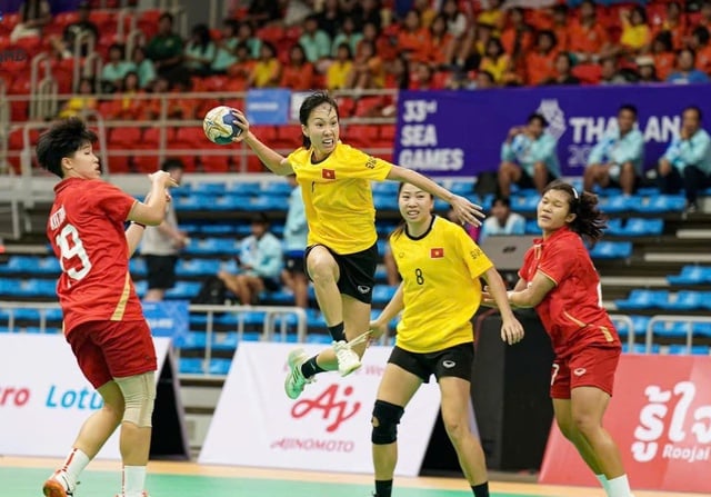 ការប្រកួតផ្តាច់ព្រ័ត្រដ៏ស្វិតស្វាញពីរទល់នឹងថៃ៖ បាល់ដៃមាន «ឱកាសមាស» - រូបថតទី 3។ 2 trận đại chiến chung kết nảy lửa với Thái Lan, bóng ném có 'cửa vàng'- Ảnh 3.