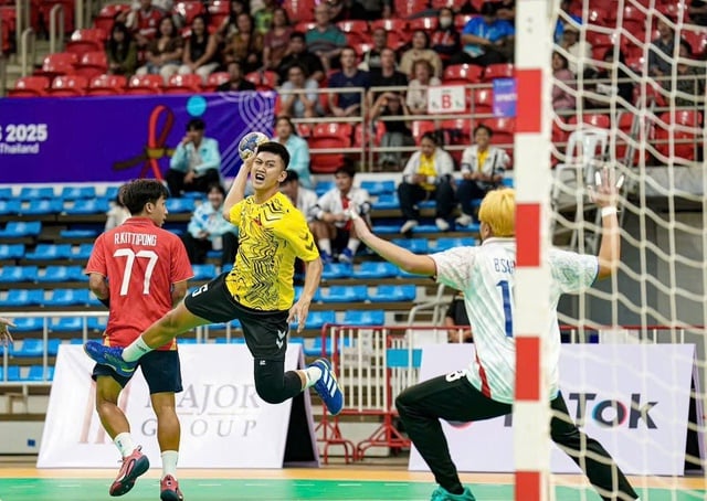 ការប្រកួតផ្តាច់ព្រ័ត្រដ៏ស្វិតស្វាញពីរលើកទល់នឹងថៃ បាល់ដៃមាន «ឱកាសមាស» - រូបថតទី៤។ 2 trận đại chiến chung kết nảy lửa với Thái Lan, bóng ném có 'cửa vàng'- Ảnh 4.