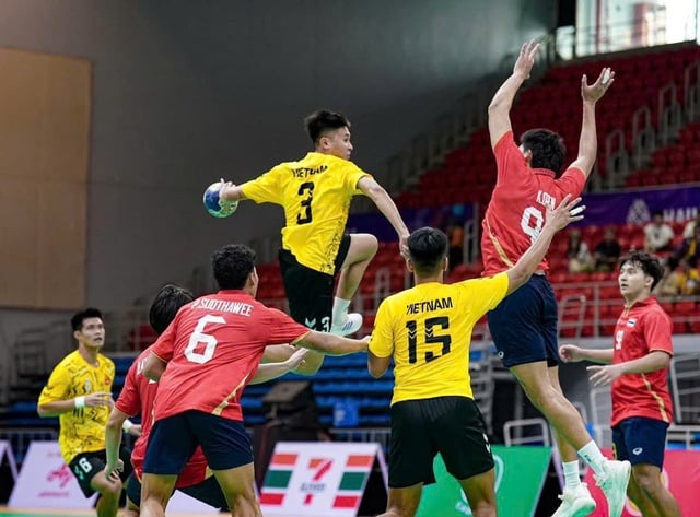 ការប្រកួតផ្តាច់ព្រ័ត្រដ៏ស្វិតស្វាញពីរទល់នឹងថៃ៖ បាល់ដៃមាន «ឱកាសមាស» - រូបថតទី ៦។ 2 trận đại chiến chung kết nảy lửa với Thái Lan, bóng ném có 'cửa vàng'- Ảnh 6.