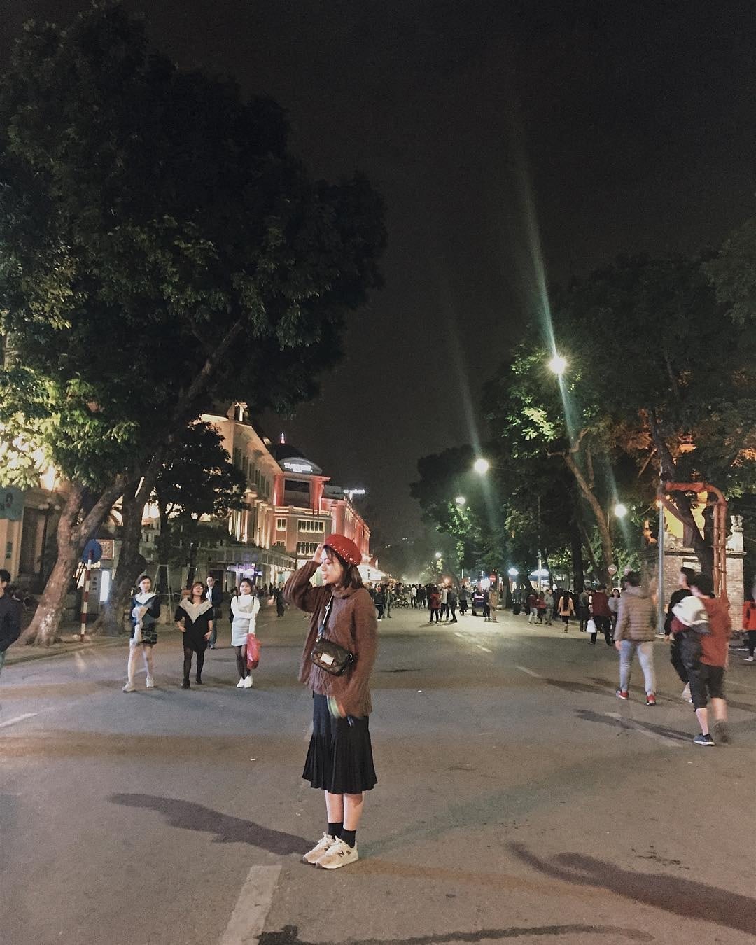 ផ្លូវថ្មើរជើងជុំវិញបឹងហូហ្គឹមតែងតែមានមនុស្សច្រើនកុះករនៅពេលយប់។