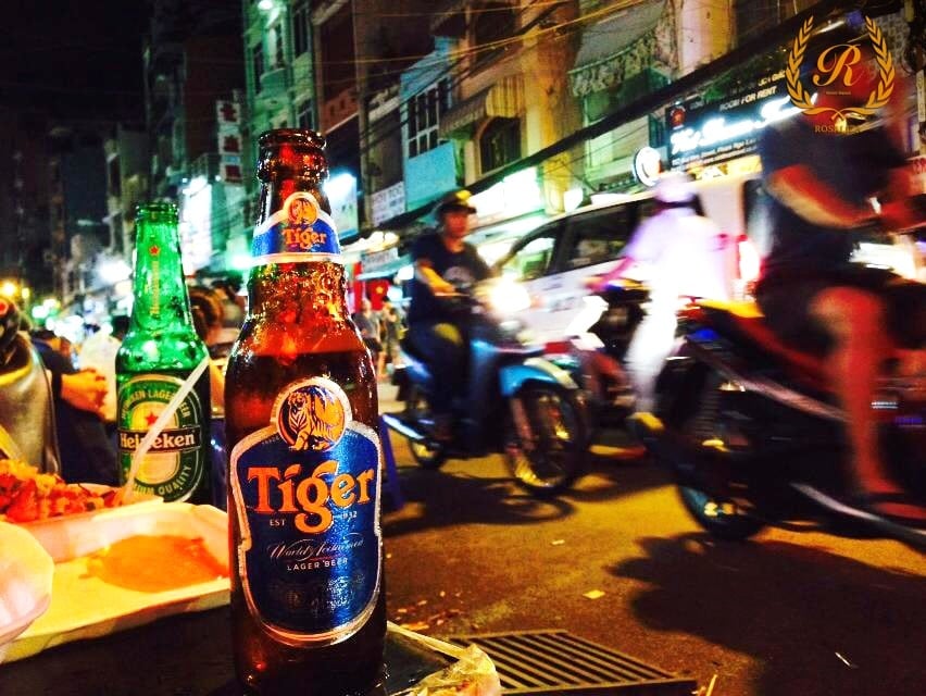 ផ្លូវស្រាបៀរតាហៀនមានមនុស្សច្រើនកុះករនៅពេលយប់។