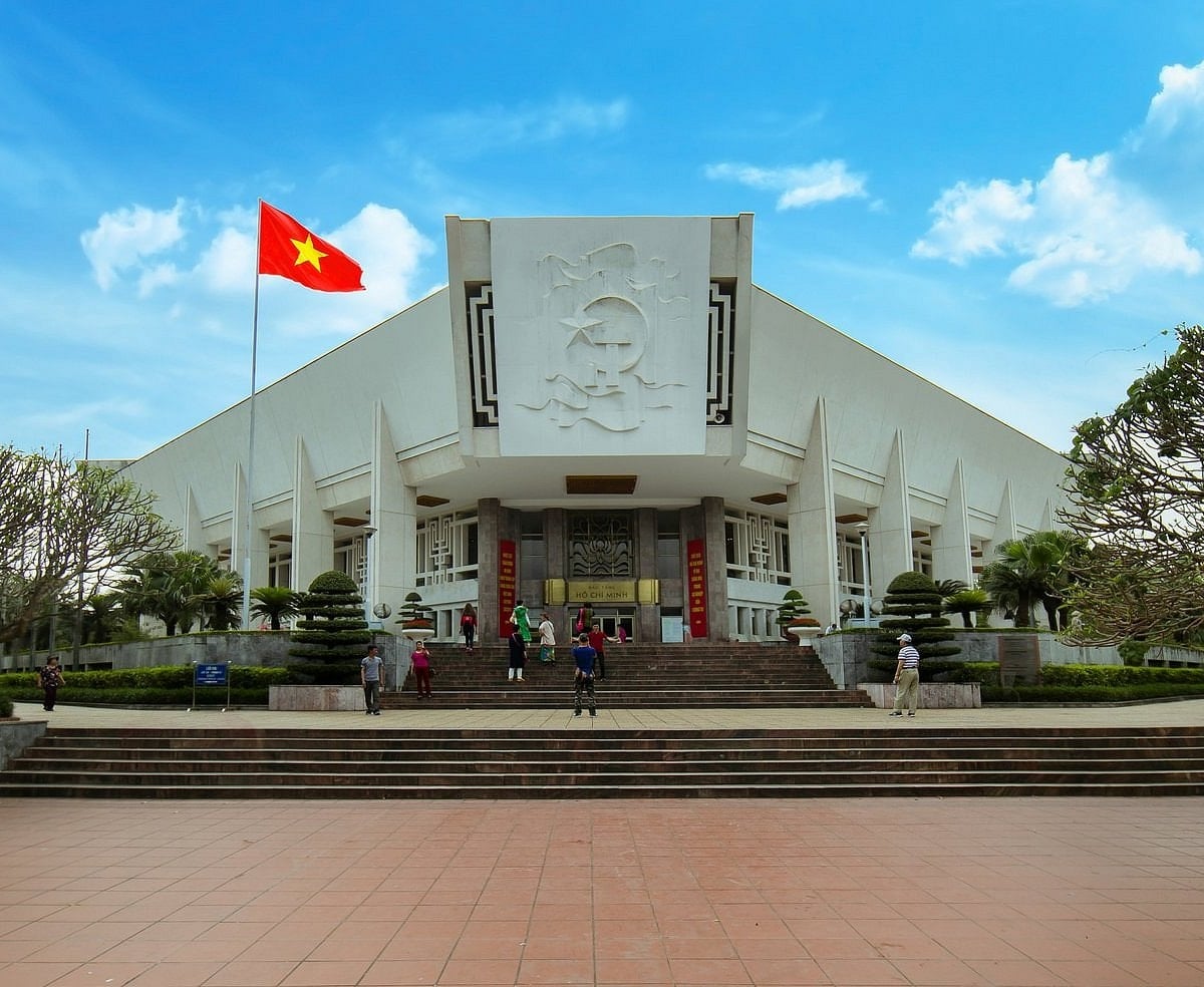 នៅខាងក្រៅសារមន្ទីរហូជីមិញនៅទីក្រុងហាណូយ