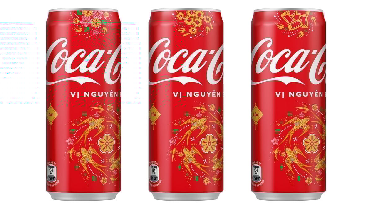 Bao bì Tết của Coca-Cola Việt Nam với hình ảnh biểu tượng Cánh Én Vàng mùa xuân, cùng hoa đào, hoa mai, xu vàng và bao lì xì. Ảnh: Coca-Cola Việt Nam.