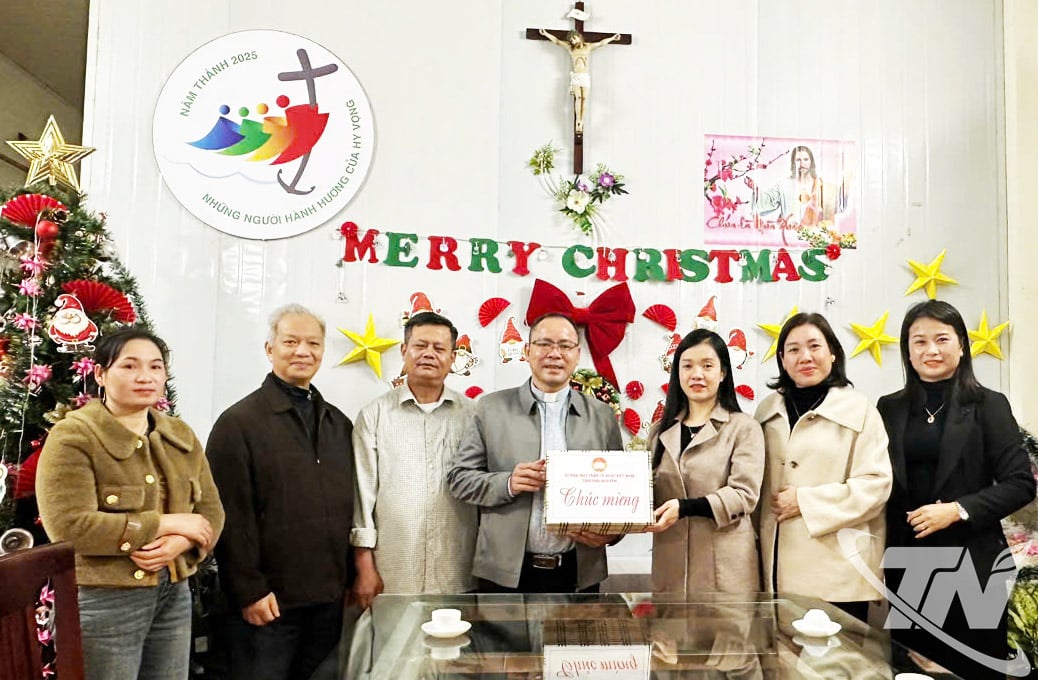 A küldöttség meglátogatta, bátorította és ajándékokkal látta el a Bac Kan egyházközséget a Bac Kan kerületben.