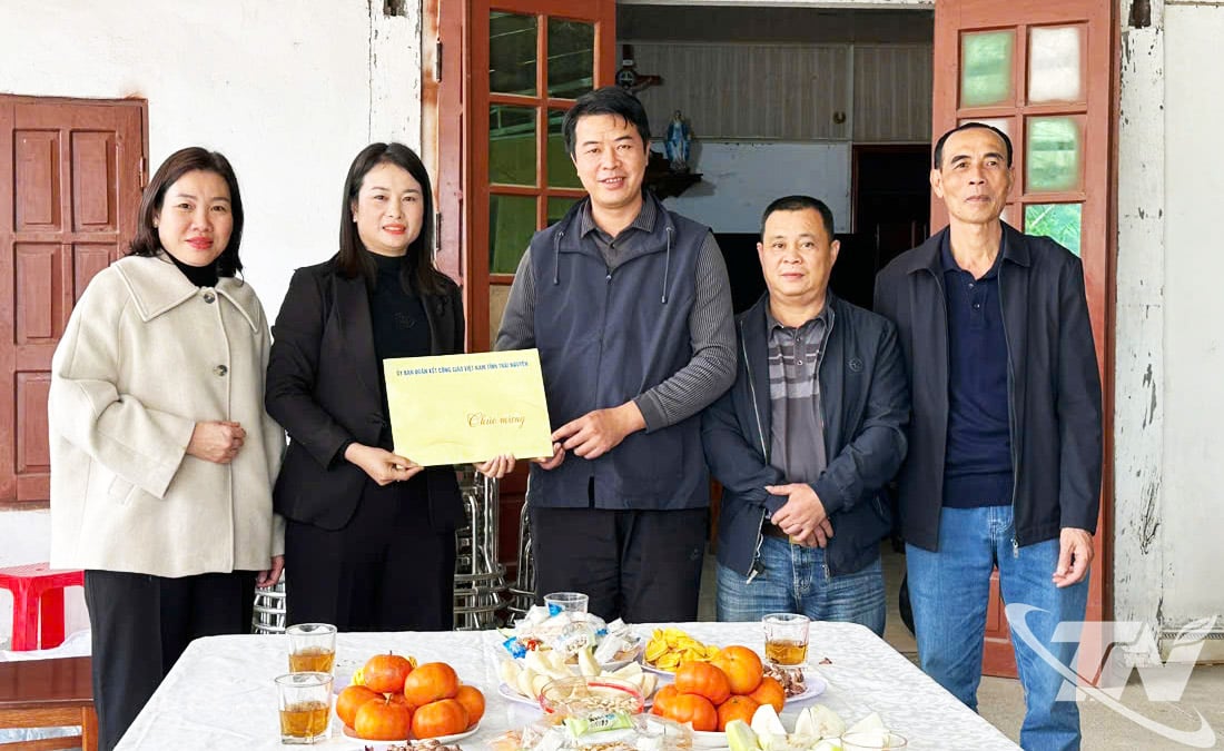 A küldöttség meglátogatta, bátorította és ajándékokkal látta el a Chợ Rã községben található Ba Bể plébániát.