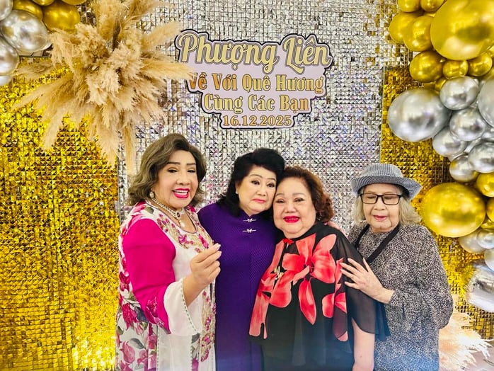 Phượng Liên, Ngọc Giàu, Lệ Thủy, Diệu Hiền xúc động trong ngày họp mặt tại quê nhà - Ảnh 1.